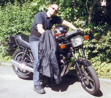 Fahrlehrer Michael Heckenstaller neben einem Motorrad der Fahrschule